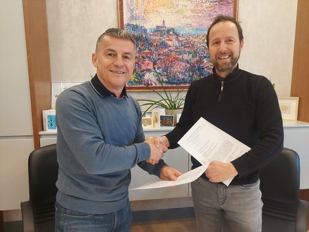 Janes Sodržnik in župan ob podpisu kupoprodajne pogodbe za Sokolski dom (1)